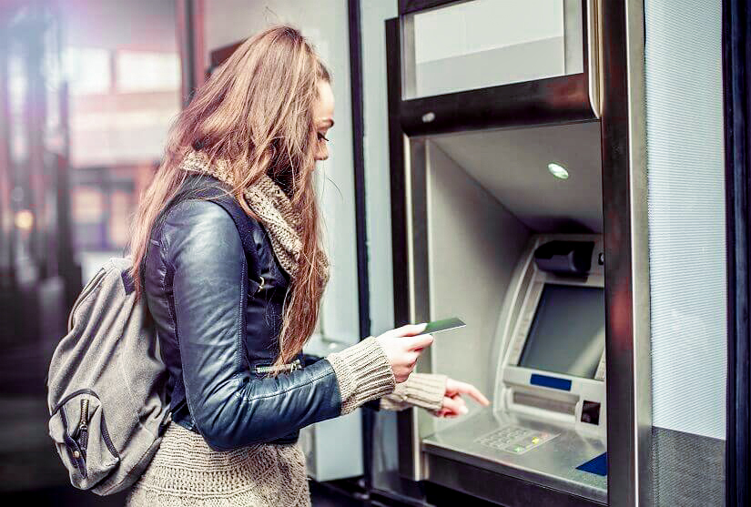 Geldautomat Frau