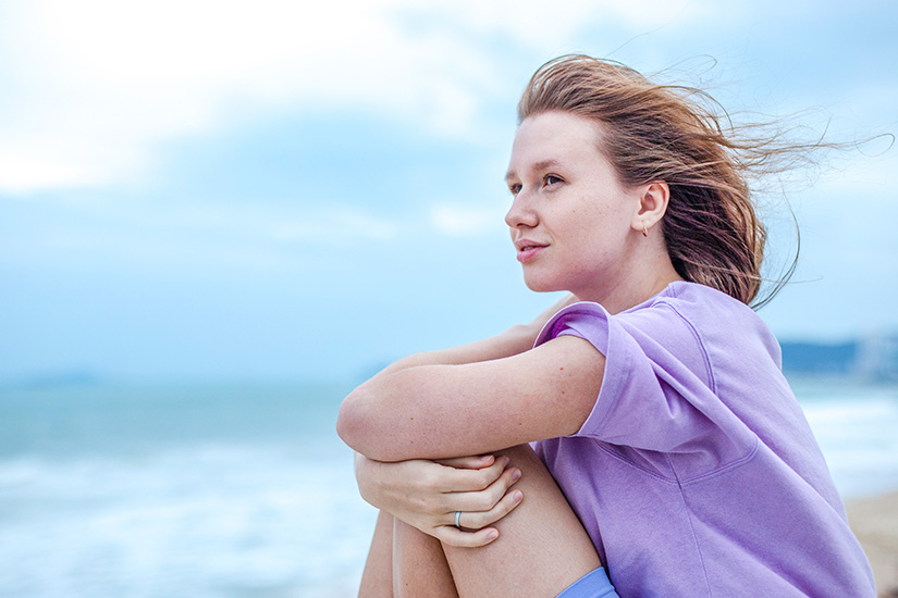Junge Frau am Strand