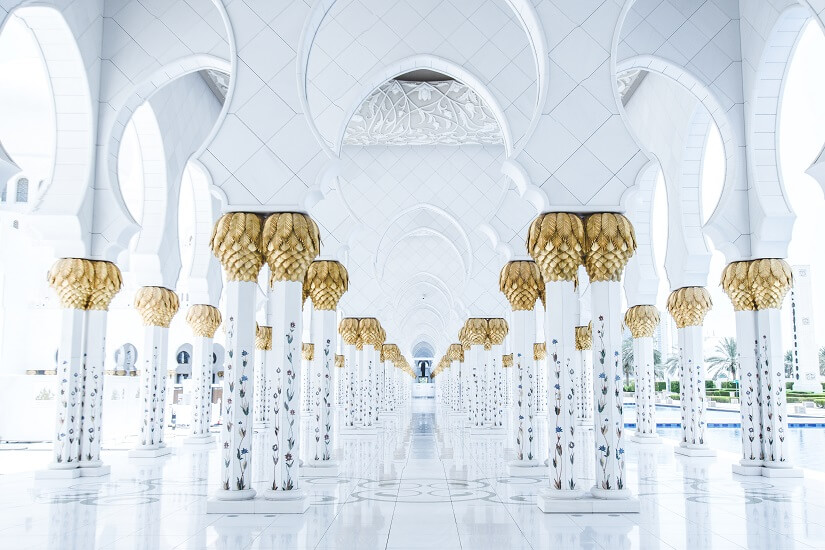 Säulen mit Blattgold in der Scheich-Zayid-Moschee