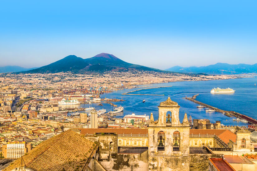 Neapel mit dem Vesuv im Hintergrund