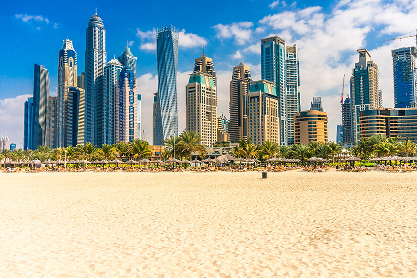 Jumeirah Beach mit Wolkenkratzern