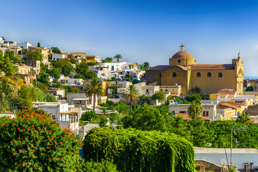 Insel Salina mit Kirche