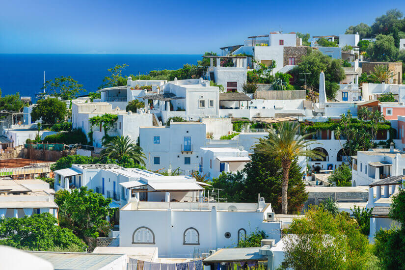 Insel Panarea mit weissen Haeusern