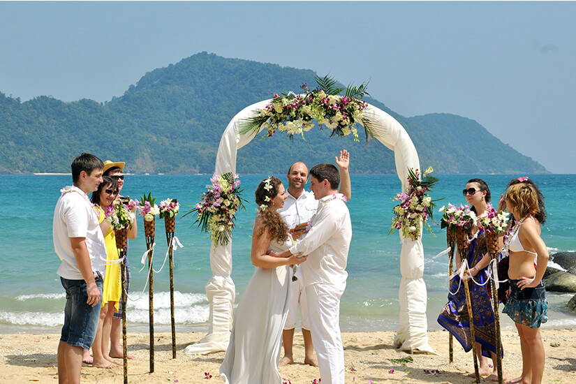 Strandhochzeit mit Gästen