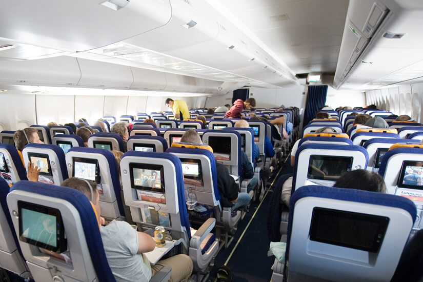 Blick auf Sitzreihen im Flugzeug
