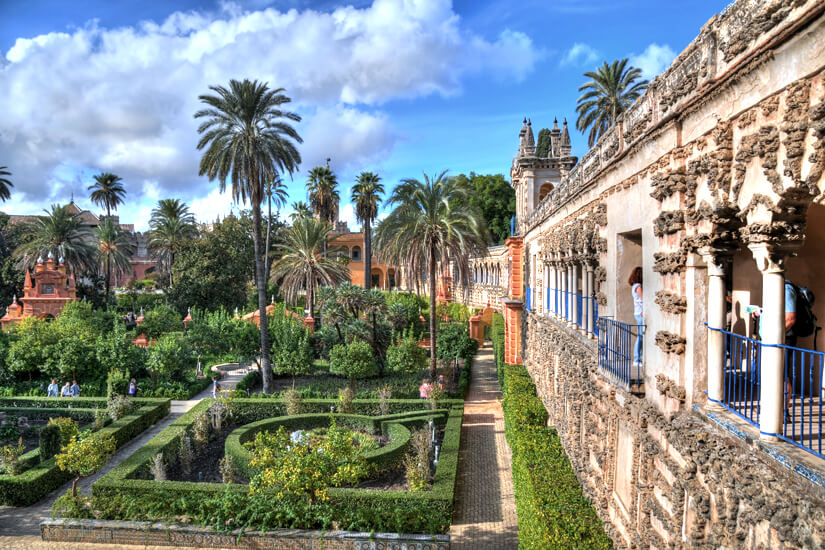 Malerische Gärten im Alcazar-Palast