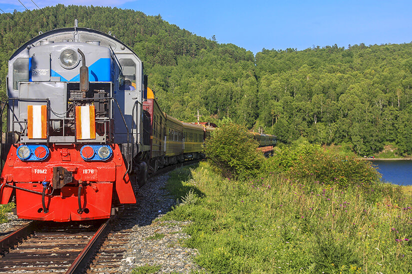 Transsibirische Eisenbahn auf den Schienen