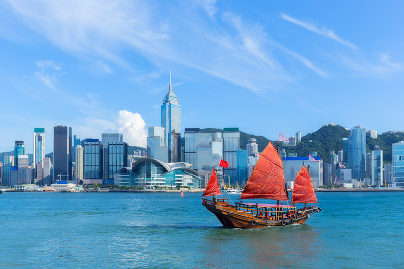 Hafen von Hongkong mit traditioneller Dschunke