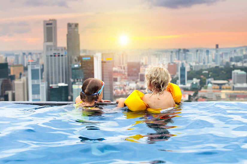 Rooftop Swimmingpool mit Blick über Singapur