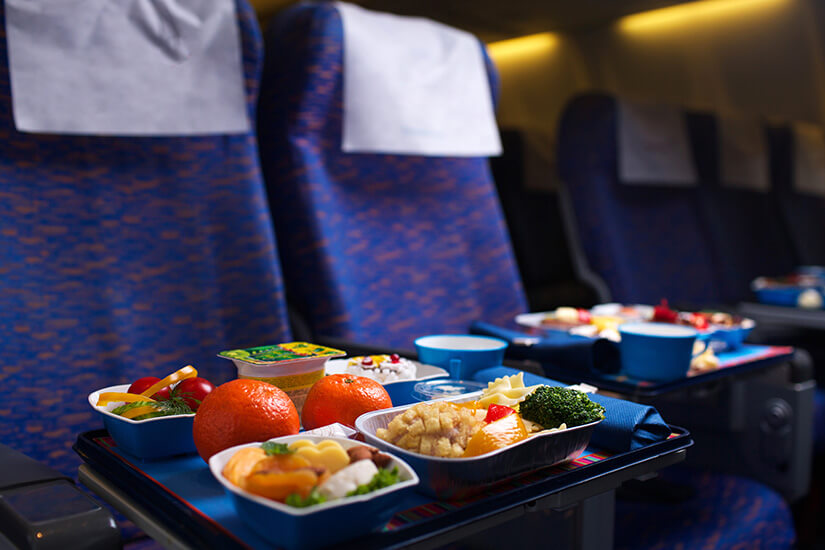 Gutes Essen im Flugzeug genießen