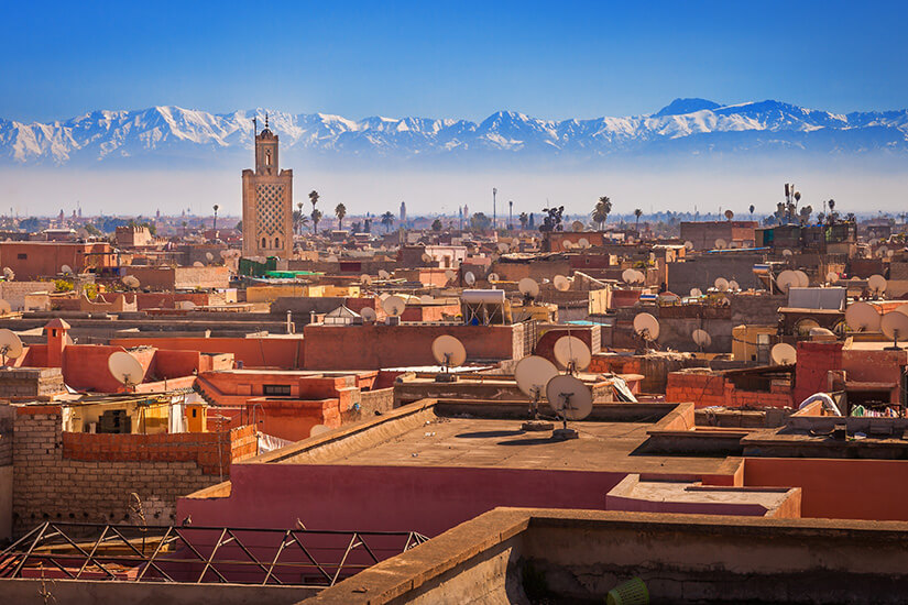 Marrakesh mit Atlasgebirge im Hintergrund