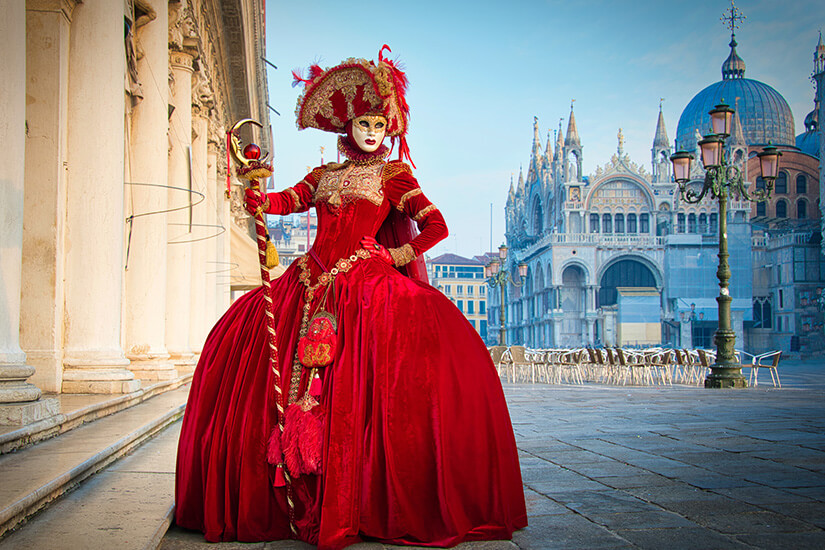 Kostümierte Frau auf dem Markusplatz in Venedig