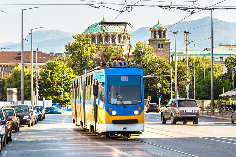 Alte Straßenbahn unterwegs in Sofia
