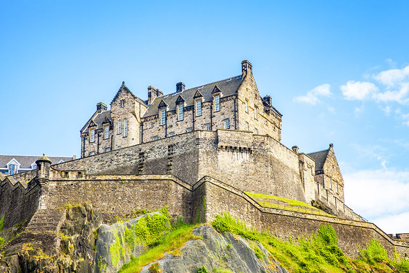 Edinburgh Castle thront über der Stadt