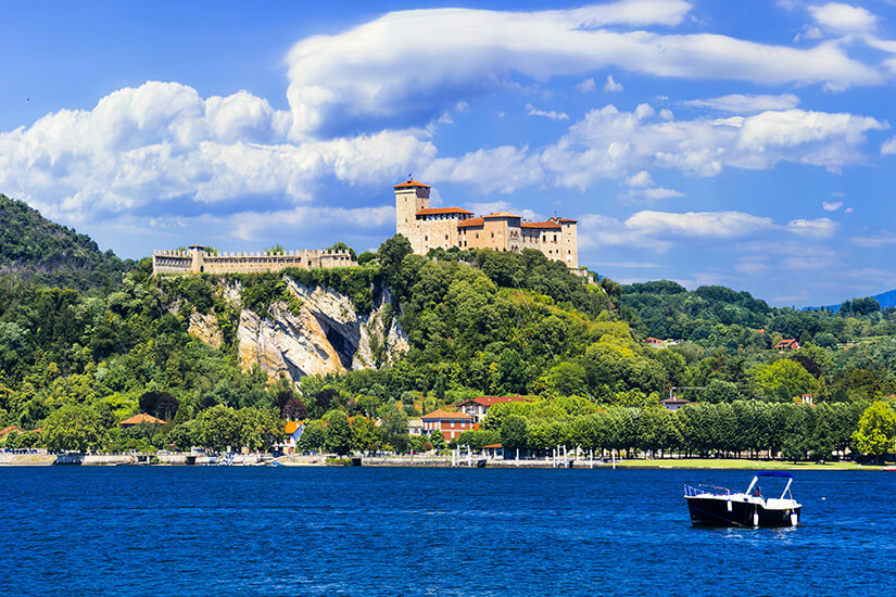 Die Burg Rocca d‘Anger über dem Lago Maggiore