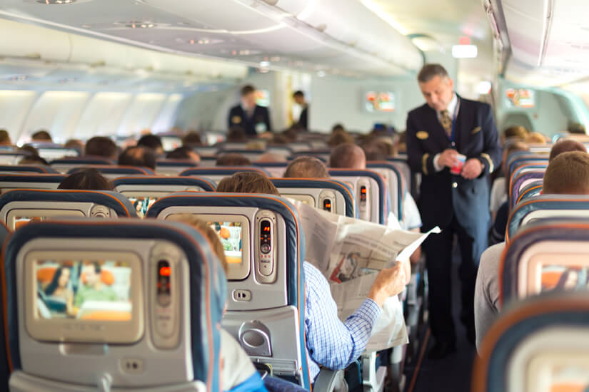 Das Bordpersonal kümmert sich auf längen Flüge um die Passagiere
