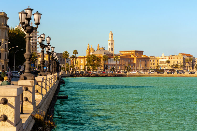 Die Hafenpromenade von Bari lädt zum Flanieren ein