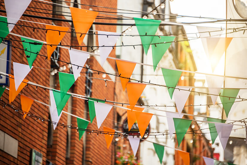 Straßenfest in den irischen Nationalfarben