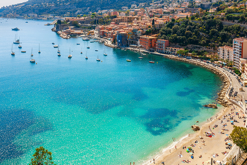 Kuestenlinie mit Strand zwischen Nizza und Monaco