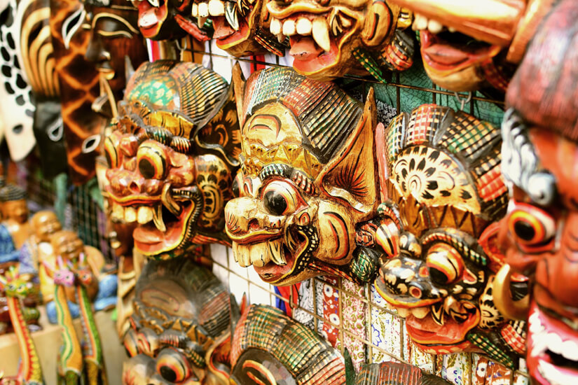 Geschnitzte Holzmasken sind bekannt für Ubud