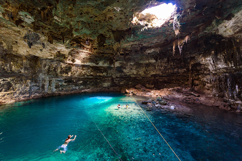 Cenote, ein unterirdischer See in Yucatán