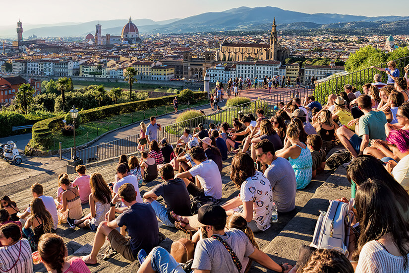 Besucher genießen die Sonne auf der Piazzale Michelangelo