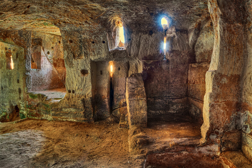 Das karge Innere einer Höhlenwohnung in Matera