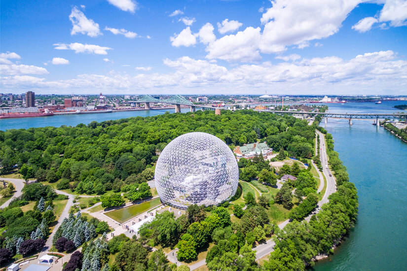 Die Stahlkugel Biosphère im Parc Jean-Drapeau