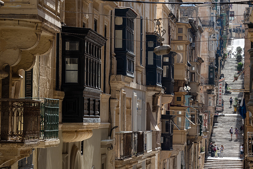 Zu Fuß durch eine schmale Gasse in Valletta
