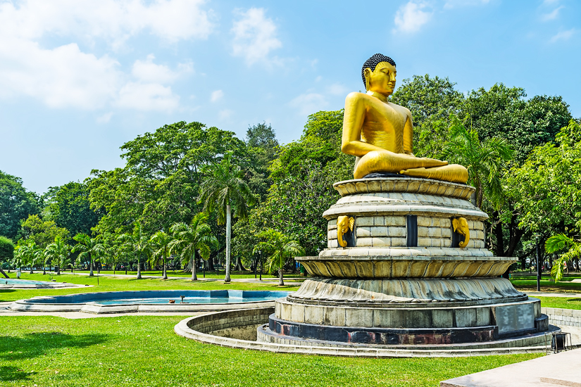 Goldener Buddha im Viharamahadevi Park