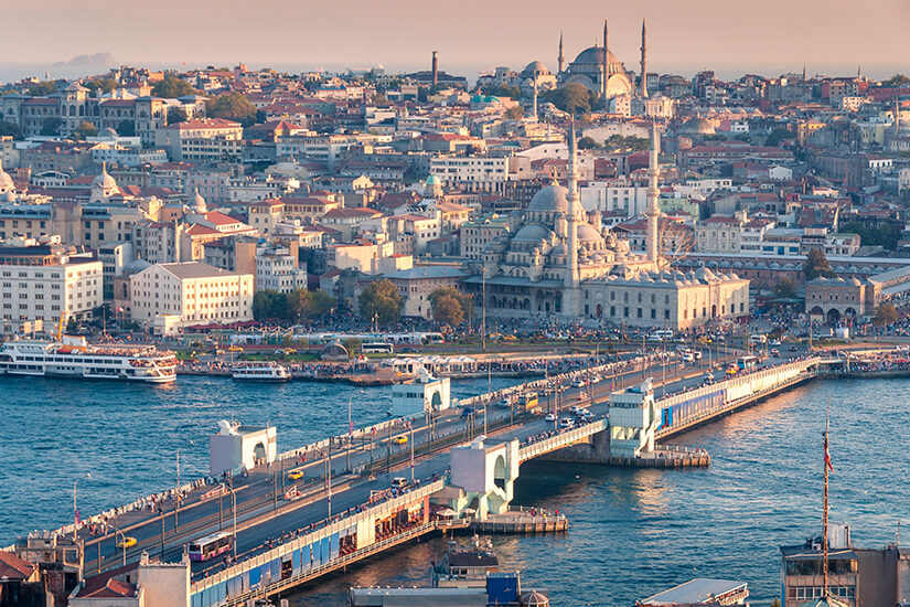Die Galatabrücke führt über den Bosporus