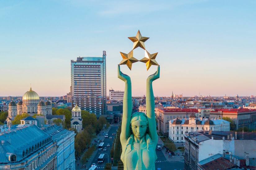 Freiheitsdenkmal mit Blick über Riga