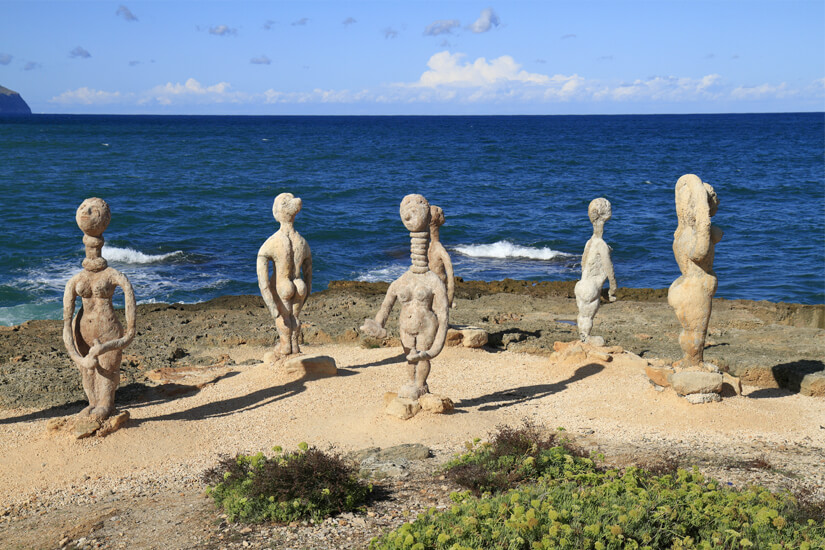 Skulpturen am Sandstrand