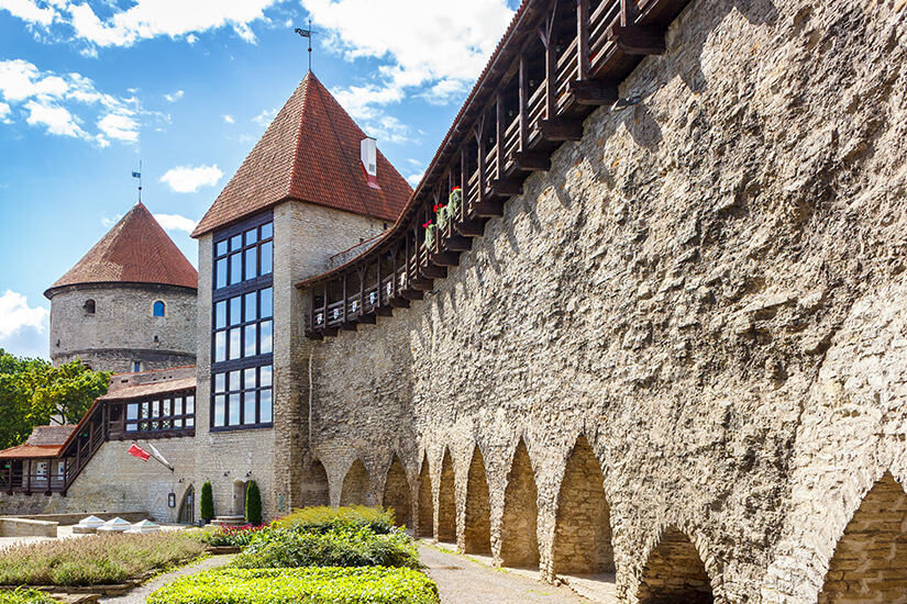 Tallinns Stadtmauer stammt aus dem 13. Jahrhundert