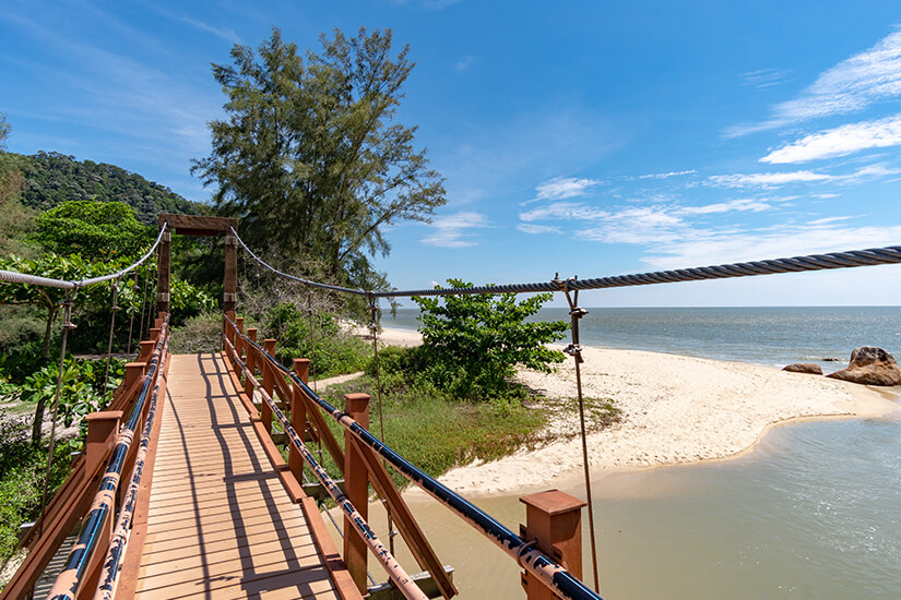 Brücke zum Turtle Beach im Nationalpark Penang