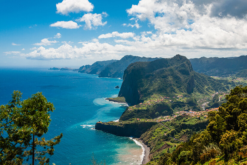 Adlerfelsen an der Nordkueste bei Faial_Madeira