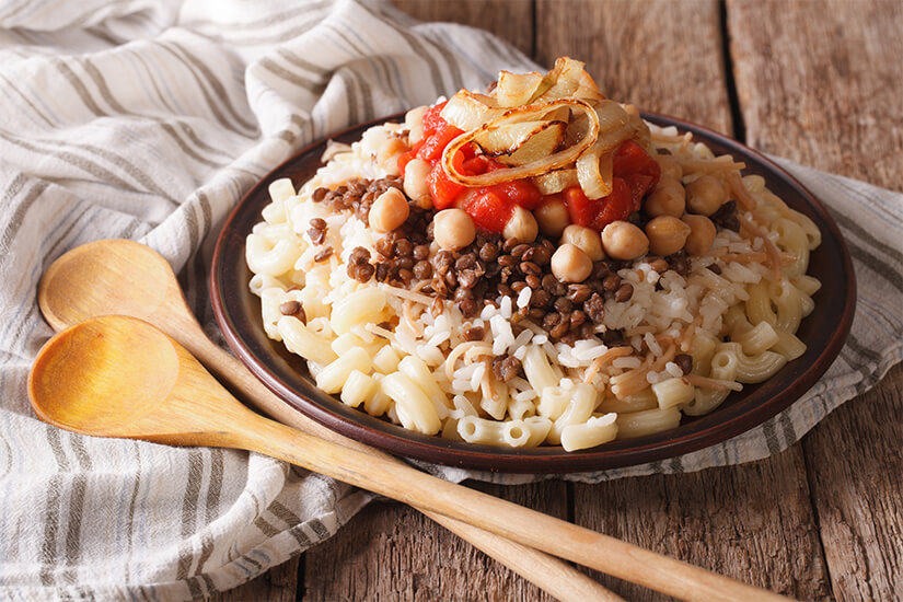 Koshari mit Reis, Nudeln und Kichererbsen