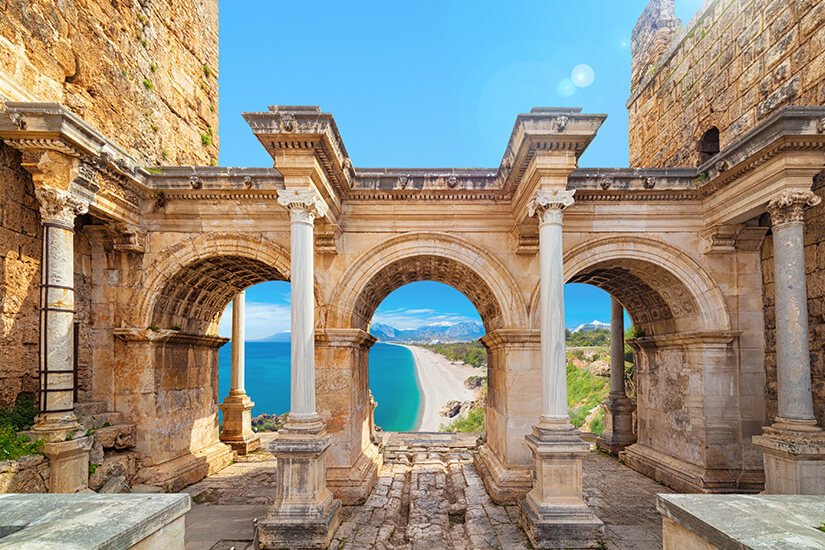 Hadrianstor mit Blick auf Antalya