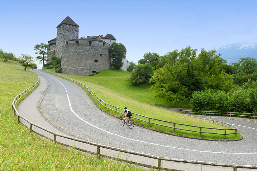 Radfahrer auf dem Weg zum Vaduzer Schloss