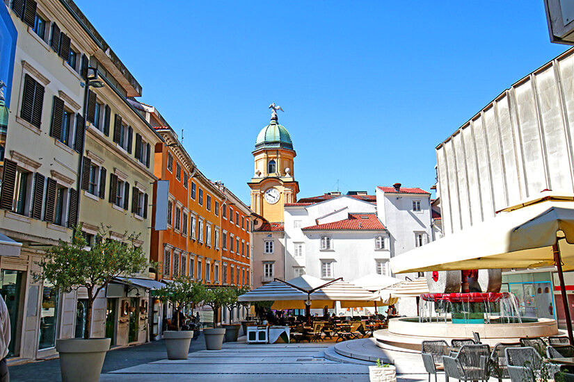 Platz in Rijeka mit Blick auf den Uhrenturm