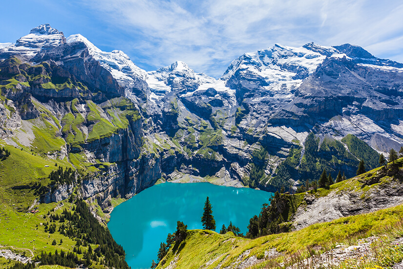 Panoramablick auf Oeschinensee Berner Oberland