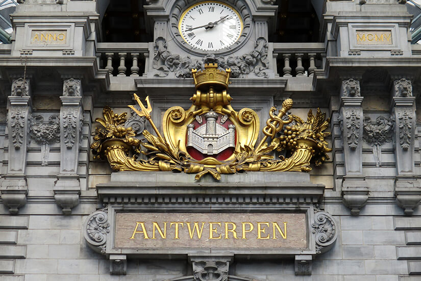 Reich verzierter Eingang des Antwerpener Bahnhofs
