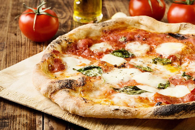 Neapolitanische Pizza mit Mozzarella