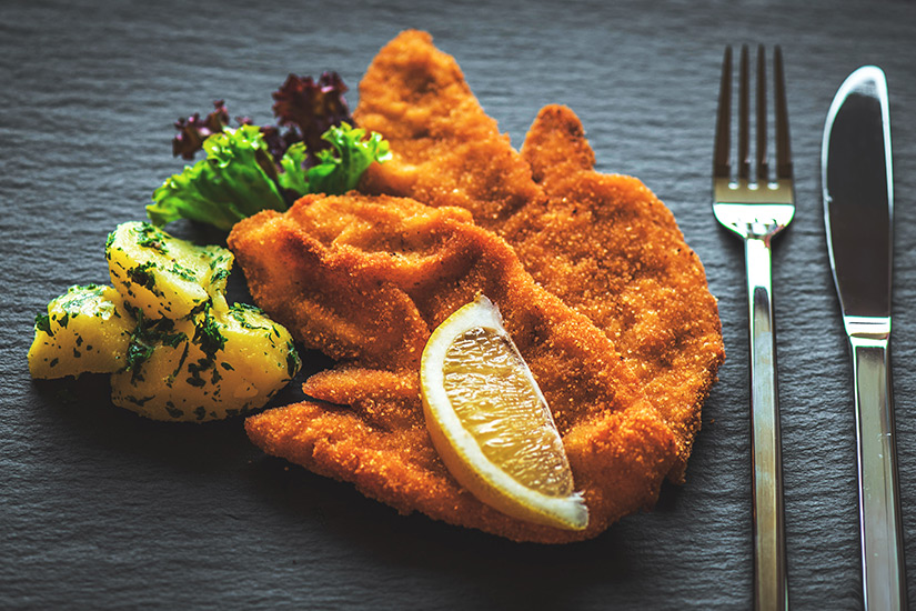 Wiener Schnitzel ist ein bekanntes oesterreichisches Essen