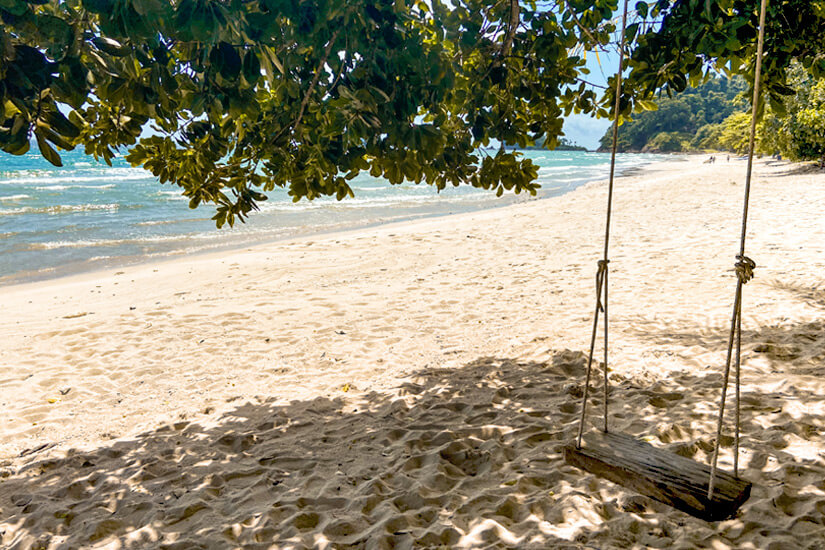 Klong Prao Beach Schaukeln im Schatten