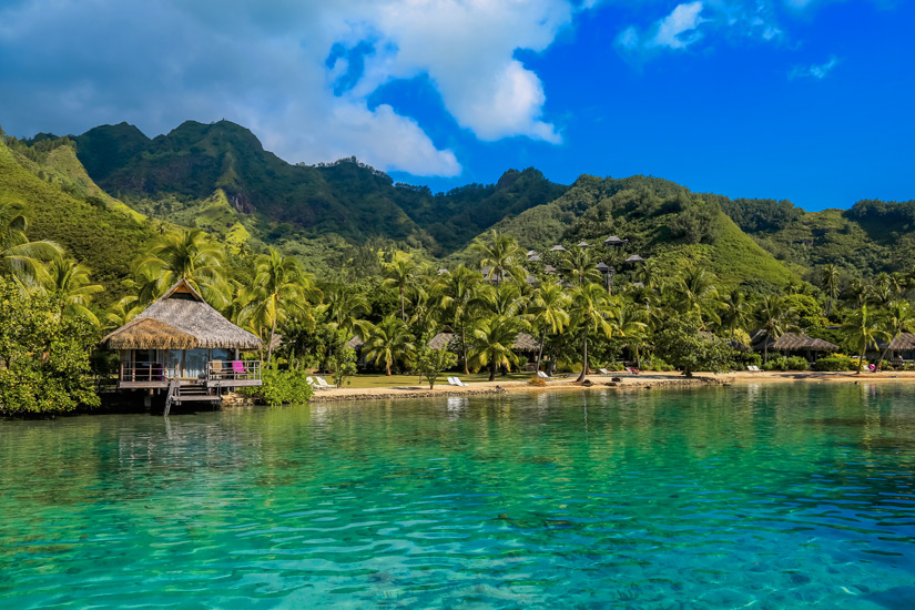 Tuerkises Wasser am Strand von Moorea Tuerkises Wasser am Strand von Moorea