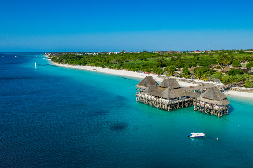 Strand mit Seebruecke auf Sansibar