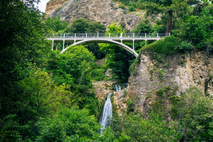 Bruecke und Wasserfall im Botanischen Garten