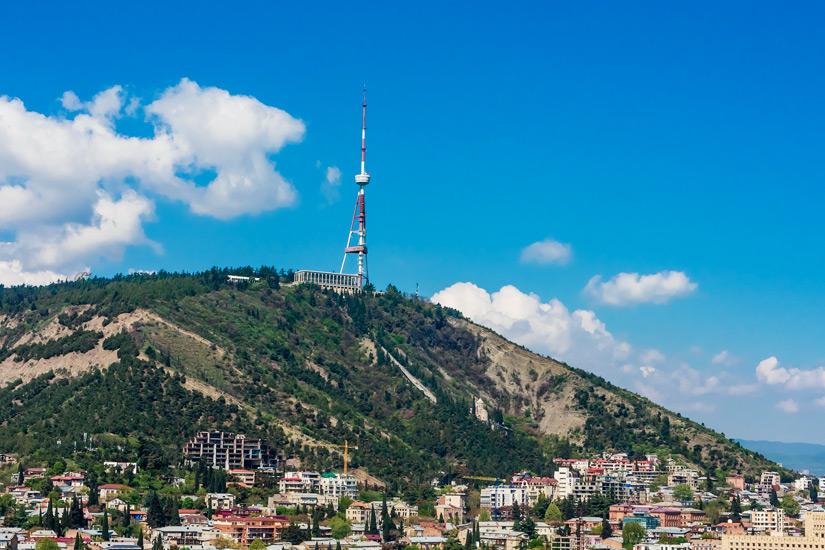 Der Mtazminda mit Fernsehturm und Pantheon