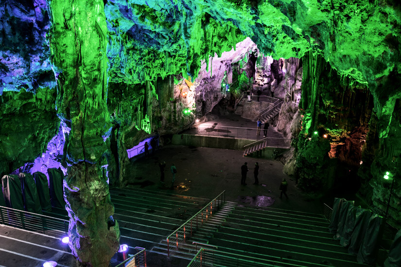Bunt beleuchtet St Michael s Cave